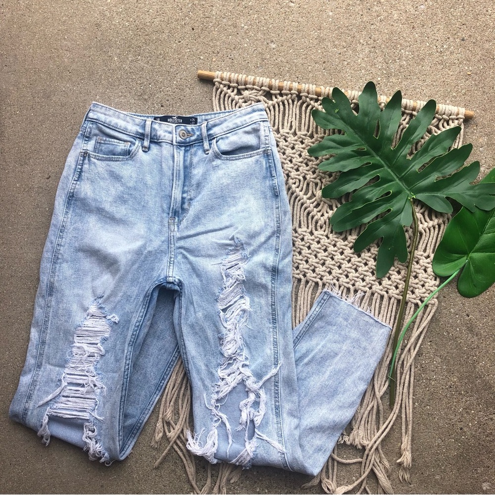 Hollister Ultra High-Rise Mom Jean Size 1
